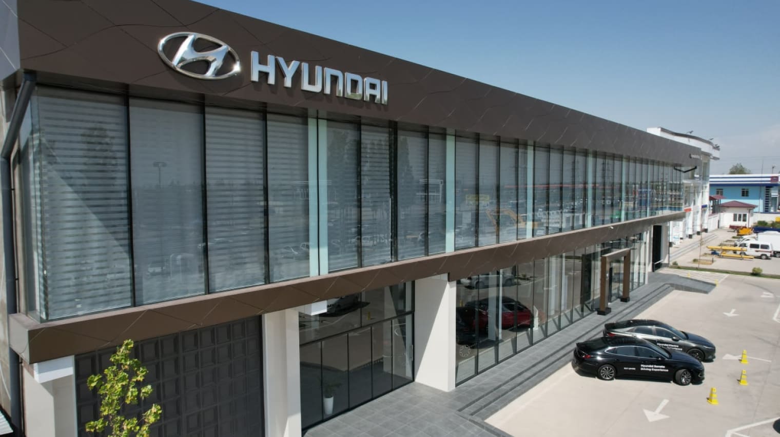 Construction of a HYUNDAI car dealership — photo 6