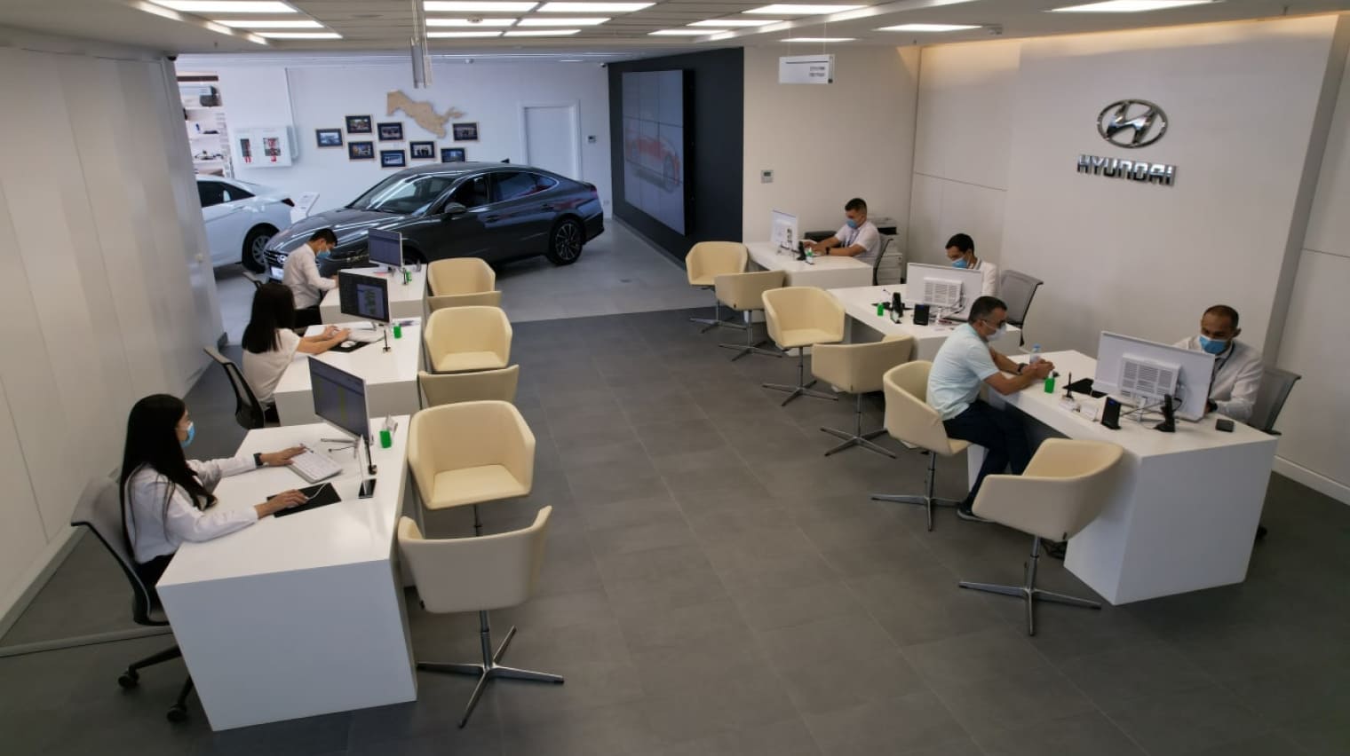 Construction of a HYUNDAI car dealership — photo 1